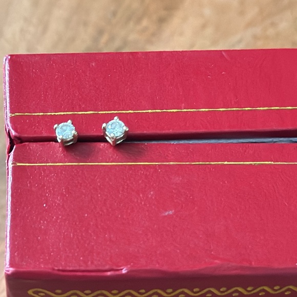 Diamond earrings 14k gold excellent.. Pickup only @ chino , California. 91709. - Picture 2 of 4